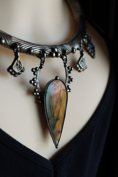 "Raya" White brass choker with rainbow labradorite