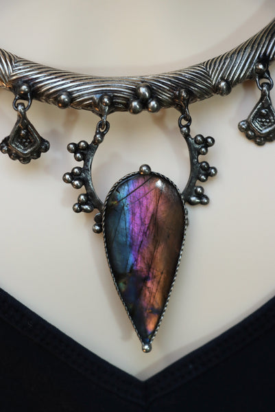 "Raya" White brass choker with rainbow labradorite