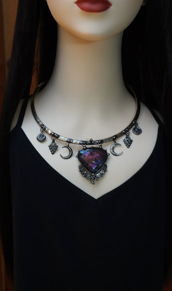 "Yles" White brass choker with faceted labradorite