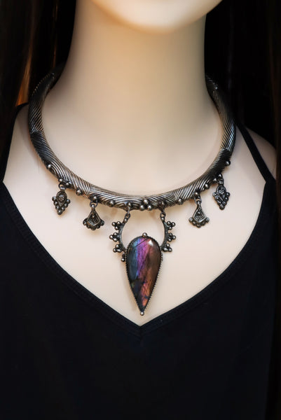 "Raya" White brass choker with rainbow labradorite