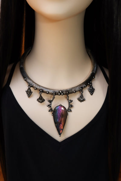 "Raya" White brass choker with rainbow labradorite