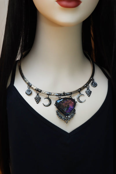 "Yles" White brass choker with faceted labradorite