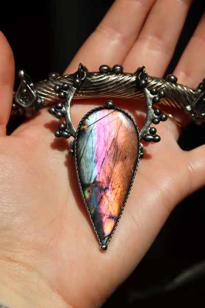 "Raya" White brass choker with rainbow labradorite