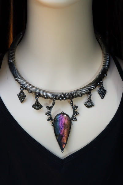 "Raya" White brass choker with rainbow labradorite