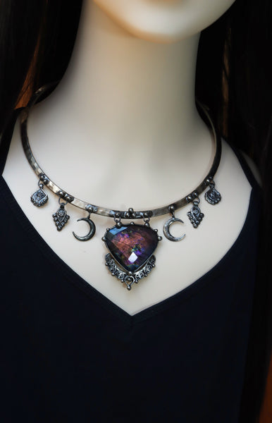 "Yles" White brass choker with faceted labradorite