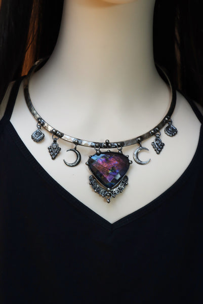 "Yles" White brass choker with faceted labradorite