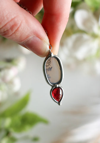 "Laken" necklace with dendritic agate and red garnet