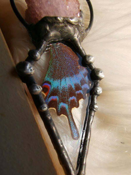 Dvostranski obesek z metuljem iz ametista iz špiritusa in metulja papilio maackii