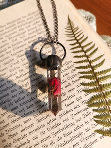 Kristalna ogrlica iz smole s posušeno vrtnico