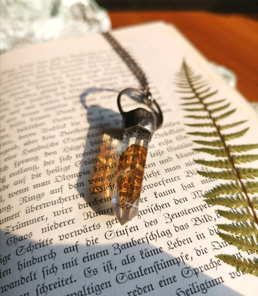 Kristalna ogrlica iz smole s krilom metulja