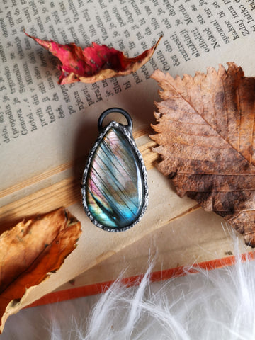 Colorful labradorite pendant