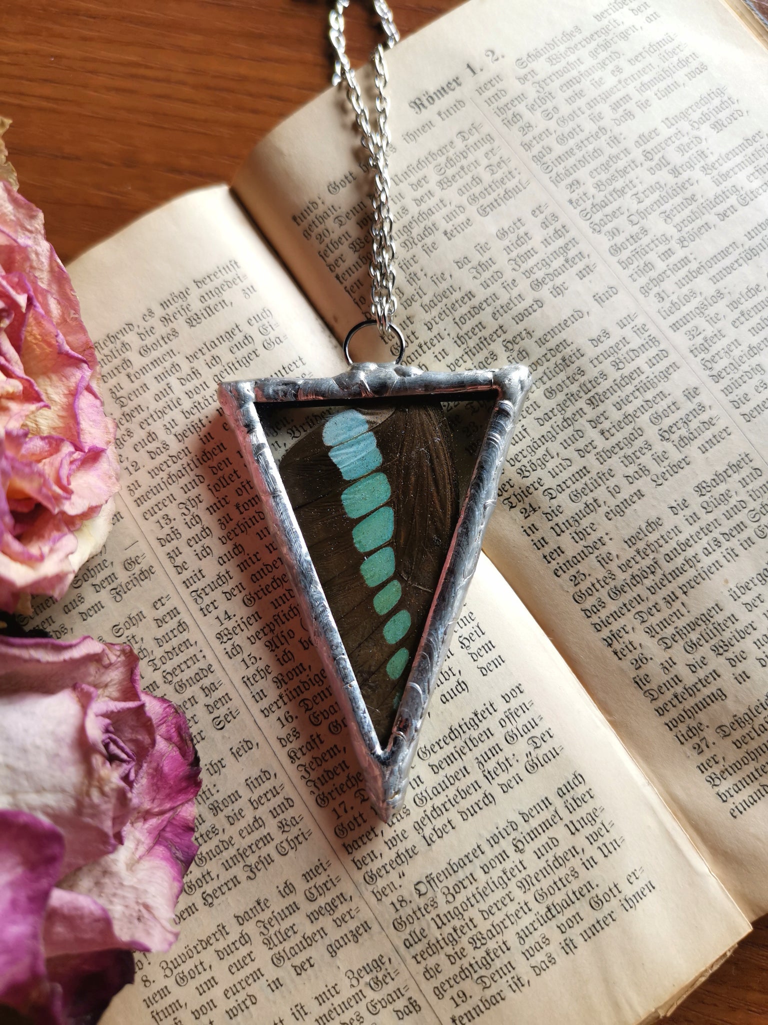 Ogrlica iz steklenih trikotnikov s krili metulja 1