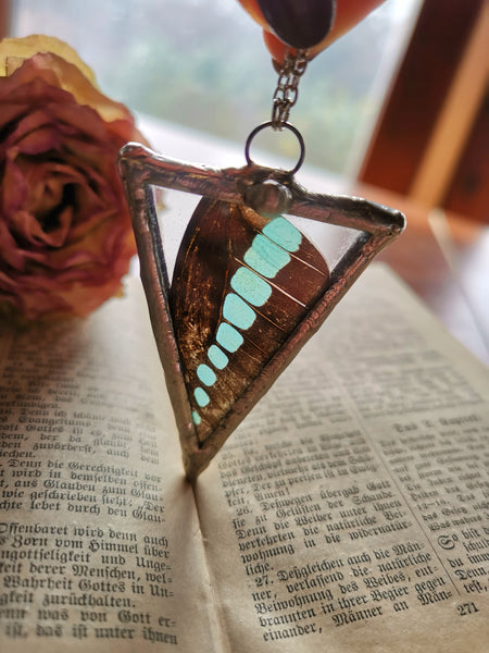 Ogrlica iz steklenih trikotnikov s krili metulja 1