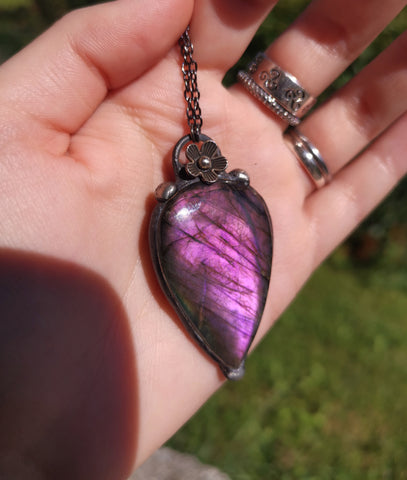 Purple labradorite pendant with details