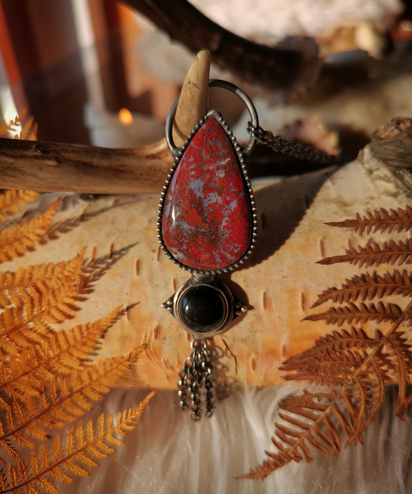 Ogrlica iz rdečega mahu in črnega obsidijana