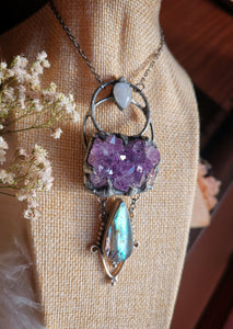 Ogrlica "The crystal garden" iz ametista, mesečnega kamna in školjk