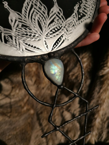 Okrašeno vgravirano ogledalo v obliki polmeseca z mesečevim kamnom