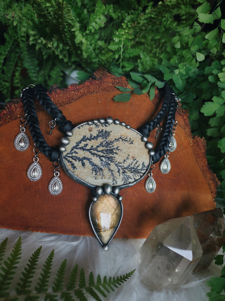 Plemenska ogrlica iz dendritičnega apnenca in labradorita