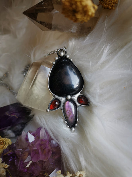 Ogrlica iz črnega turmalina, vijoličnega labradorita in granata