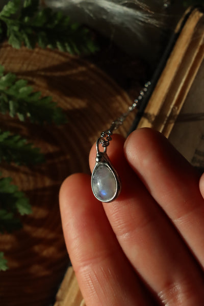 Mini moonstone necklace