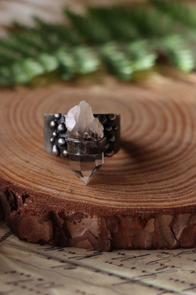 "Dotted" ring with clear quartz