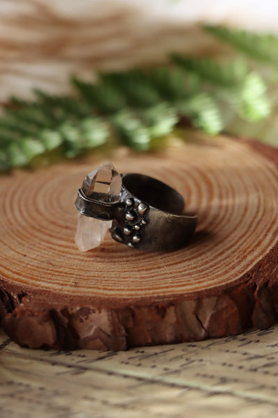 "Dotted" ring with clear quartz